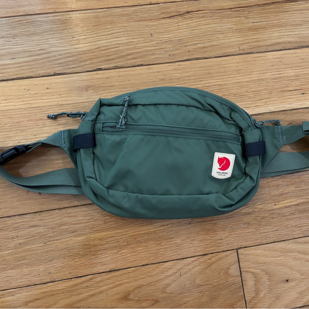Fjallraven High Coast Hip Pack

Lightly used. Patina green color.